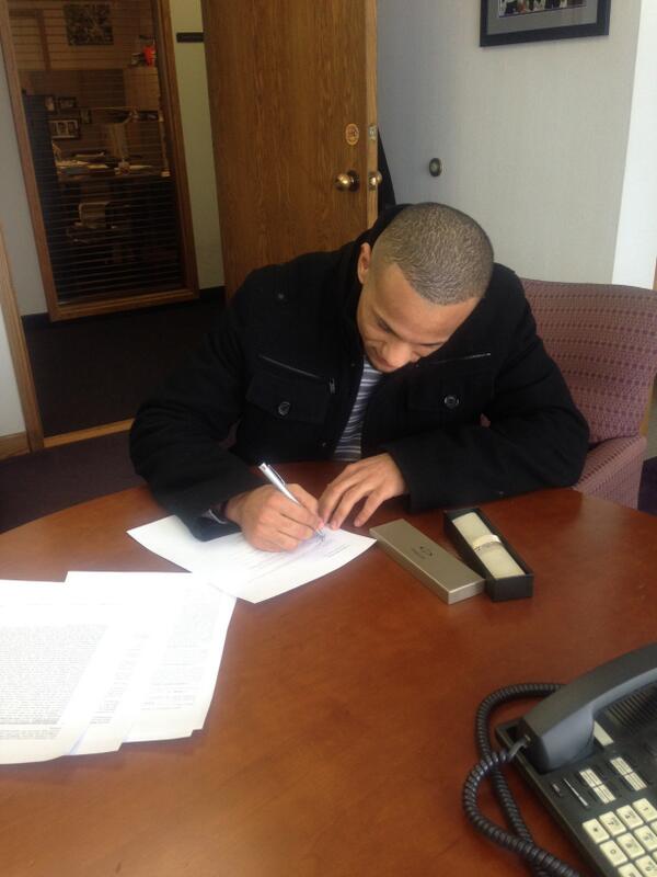 Vikings's tweet image. The #Vikings have re-signed CB Marcus Sherels. bit.ly/1kD22Ci