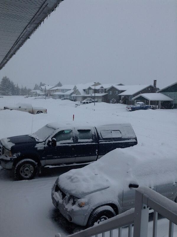 CanucksHouse's tweet image. Snowing. #NorthProblems