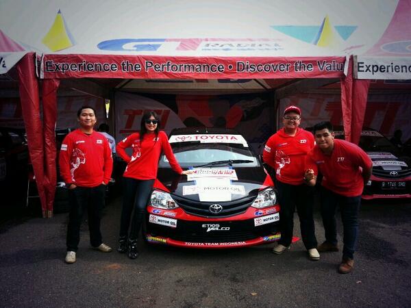 GTRadial_Indo's tweet photo. Toyota Team Indonesia @adrianzayunial @alinkahardianti @Anjasara dan @Mahaputeraw siap menjadi juara hari ini!Yeah! http://t.co/T2hF9zOQsY