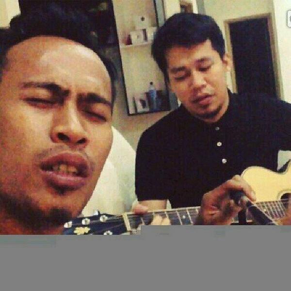 june_echa's tweet photo. Assalam :)Pabila abg @kintangkintung membuka mulut #AnginLaluKauSampaikan,Yg main gitar mantain dgn #Smile dia #Jep http://t.co/F6Ty1QQvWl