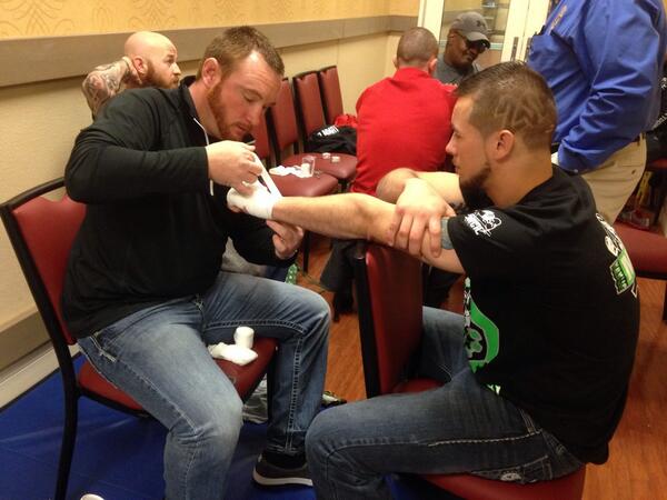 KnuckleJunkies's tweet image. #2strong Lucas Gwaltney getting taped up before his main event fight @Shamrock_FC #stl #mma @RiverCityCasino