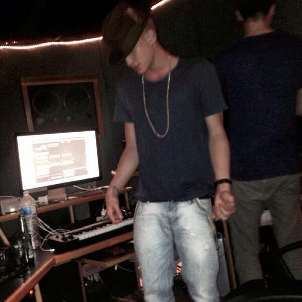 CodySimpson's tweet photo. VIBING OUT. CANNOT WAIT FOR YOU TO HEAR THIS. 11 DAYS. PRE-ORDER STARTS TUESDAY. #SURFBOARD http://t.co/u8C5LQRGMr