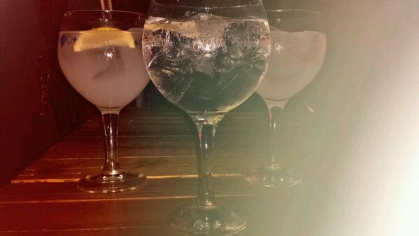 Martapatallo93's tweet photo. Sucumbiendo a las tentaciones. @PradoLauraa @ElisaVerdes http://t.co/DYdCUlAuMz