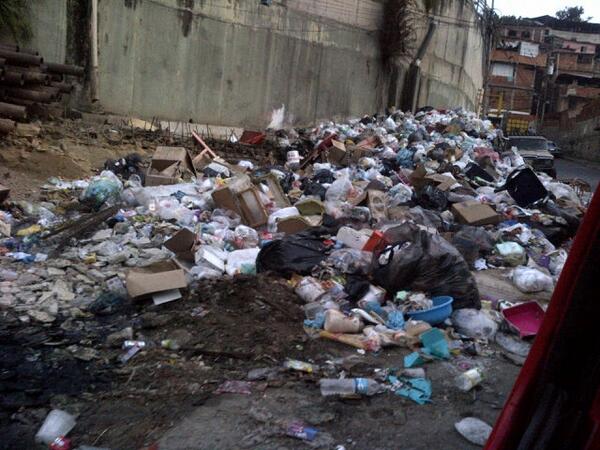 Selitagonzalez's tweet photo. @GerardoBlyde gran cantidad de basura en sector Ojo de Agua Baruta! Salud de los habitantes en riesgo @leobmillan http://t.co/526c6FaD3K