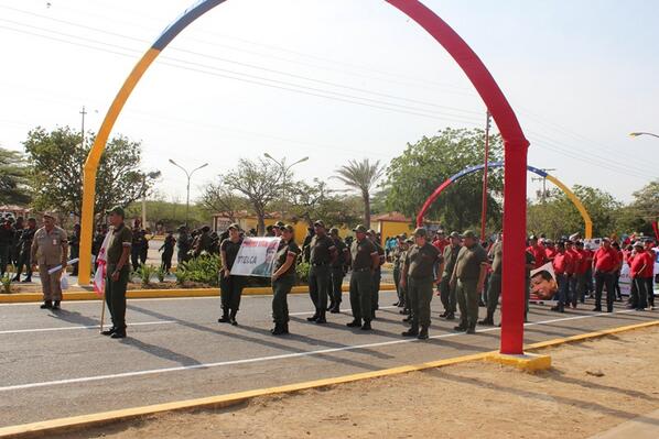 fabricavtelca's tweet photo. Vtelca en desfile cívico militar presidido por la gobernadora @StellaLugo en #Coro @ORI_FALCON @somos_falcon http://t.co/TznE70Cvaj