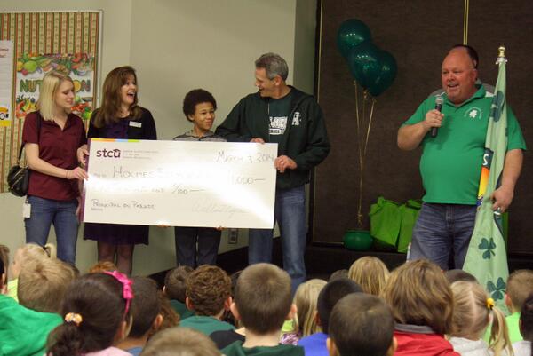 KREM2's tweet photo. A surprise from @STCU: Holmes Elem. principal to be honored at parade. http://t.co/yLaeoMxdl5 #KREMGoodNews http://t.co/41XGFhePlf