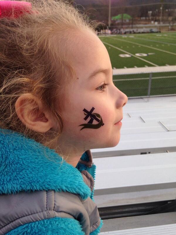 BonesMJ24's tweet photo. Stef quit coaching soccer, to stay home more. Where are we...the soccer game. At least Halle looks cute. #BeTheBall http://t.co/FQWAyDD3Z7