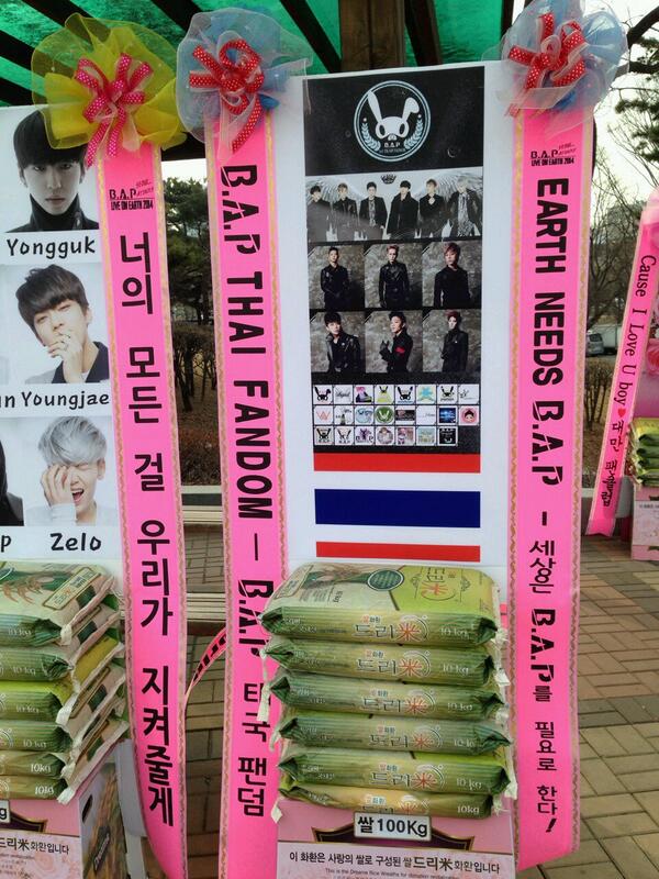 _BAPangels's tweet photo. [♥] ทาดาห์....หรีดข้าวของพวกเรา จงปรากฏให้เห็นเดี๋ยวนี้
จากบรรดา B.A.P Thai Fandom และพวกเราเบบี้ทุกคนที่สนับสนุนนะคะ http://t.co/RLNnfkK0h2