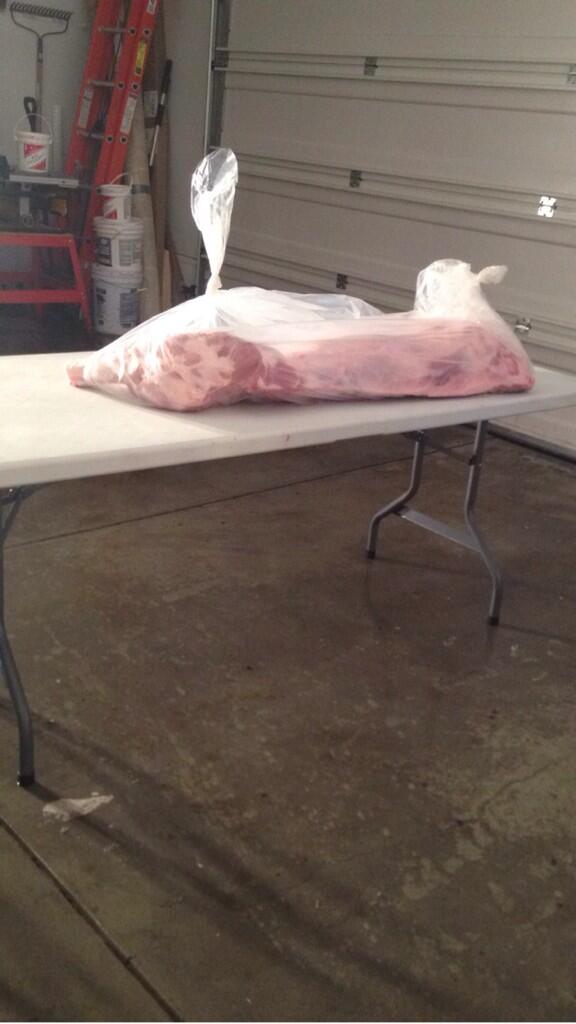 cuenca132's tweet image. You know your Mexican when: your dad is cutting a pig in his garage #mexicanproblems #learningnewshit