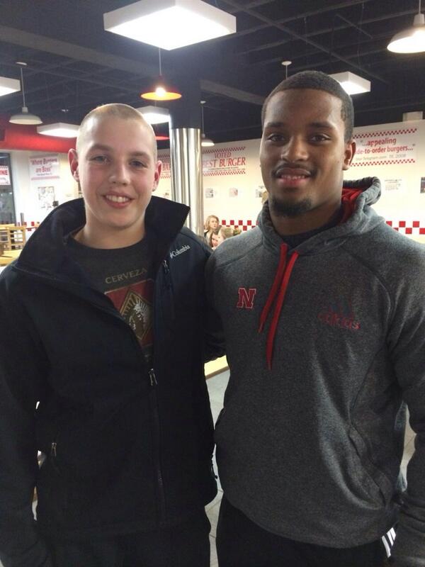 rontu_chainz's tweet photo. Met @Ameerguapo a Five Guys!! #nightmade http://t.co/S47sPNeqsa