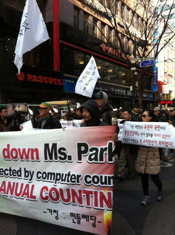 RT <a href="/soonhearim/">임순혜</a>: '박근혜는 퇴진하라!', '부정선거 처벌없는 6.4지방선거 의미없다', 명동송당앞-서율역까지 행진!, 횃불시민연대