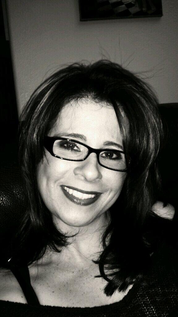 qbandds's tweet photo. Waiting for my boy. Tap tap tap. Lol. #alwayslate http://t.co/YwAR6DxXqq