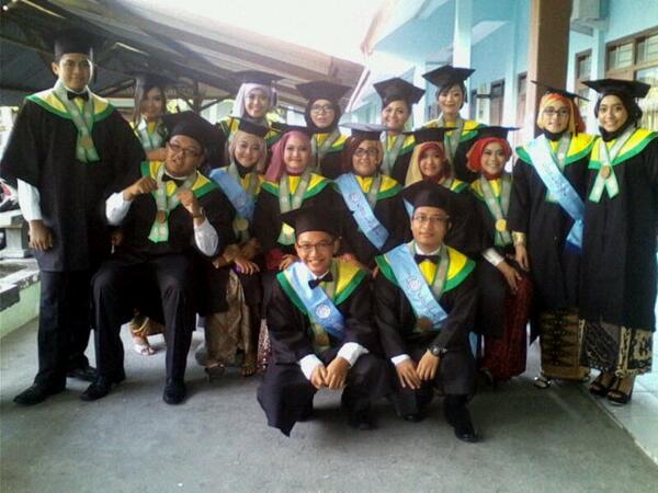 sextavirtus's tweet photo. Selamat jadi sarjana yaa kakak kakak seeeeex!! semoga menjadi sarjana yang mabrur! http://t.co/HILYEP5HFD