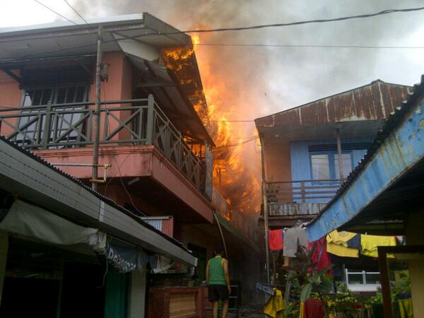 12.29 #SikonBPN kebakaran di Jalan prapatan Rt.14 kel. Telagasari Balikpapan kota  | @POLRES_BPPN