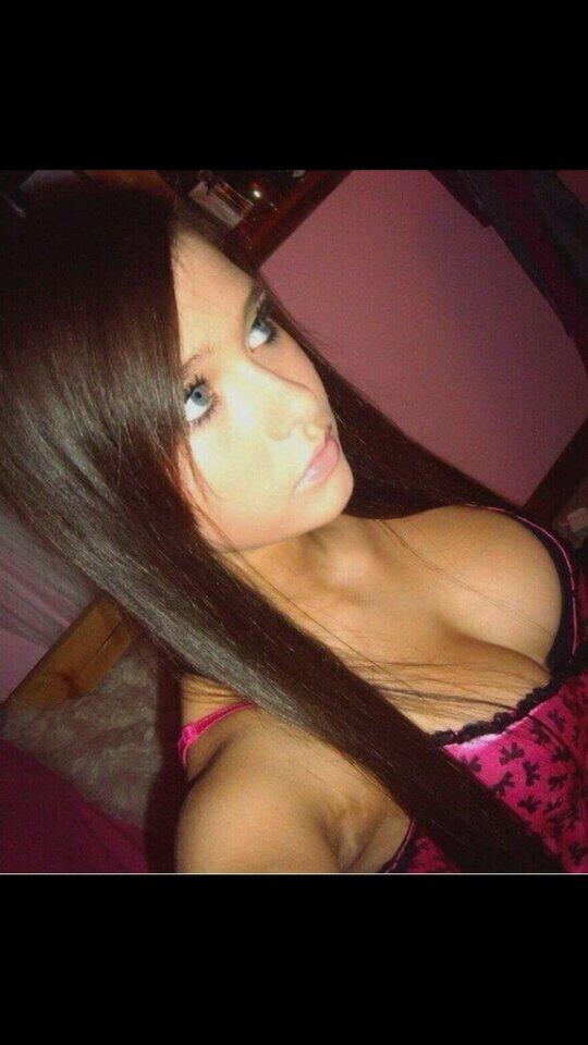 DailyFlik's tweet photo. Hot! #amateur #selfie #cleavage #curvyteen #bigtits #niceyes http://t.co/wtg62zRl4v