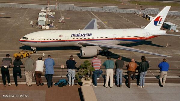 777 малайзия. Boeing 777 mh370. Малазийский Боинг 2014 mh370. Малазийский Боинг mh370 тела. Боинг 777 Malaysia.