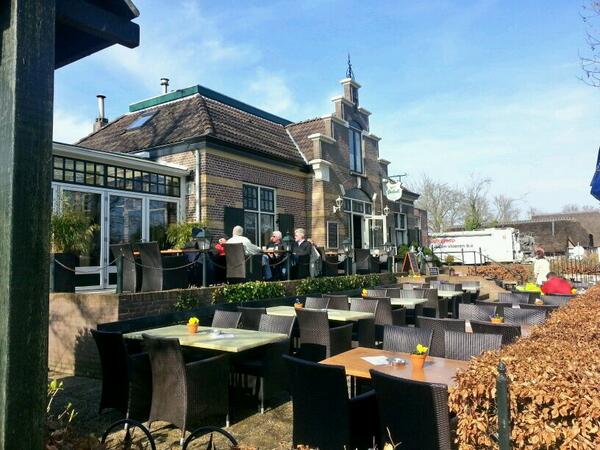 Het terras is weer geopend bij 't Vonder in #giethoorn!