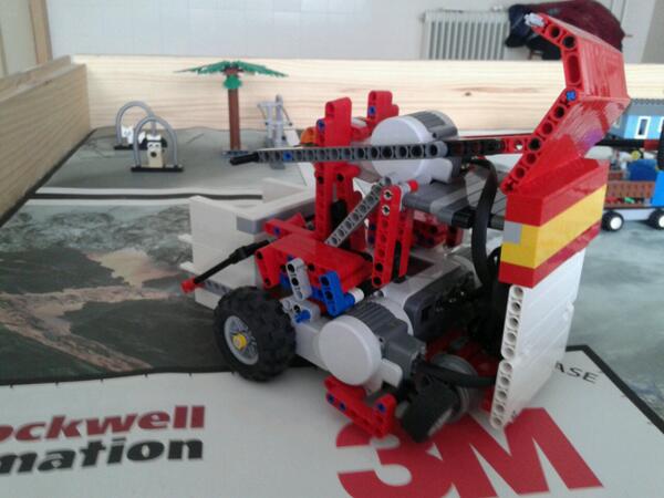 FLLATime's tweet photo. Ya preparado el robot para el concurso! http://t.co/Ig1MUG2bHB