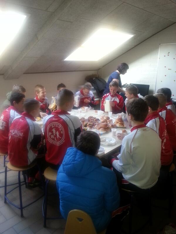 Triertje9's tweet photo. ontbijt voor de belangrijke wedstrijd vs wilhelmus !! pakt rkdeo c2 de 1ste plek!! @svRKDEO http://t.co/R8B4sIo7yt