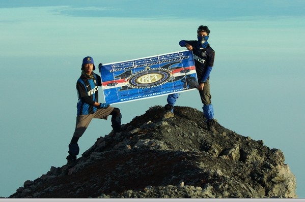 Members <a href="/InterClubIndo/">Inter Club Indonesia</a> <a href="/ICI_Adventure/">#AvventureDiPassione</a> for 106th Birthday of #Inter from Mount Kerinci! instagram.com/p/lRoynBIIU3/ #FCIM