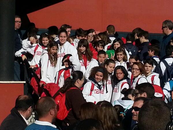 ZrSensi's tweet photo. El @Club_Navial a punto de entrar en las instalaciones que acoje al campeonato. Animo chic@s. A darlo todo!!! http://t.co/oxny3yhbzP