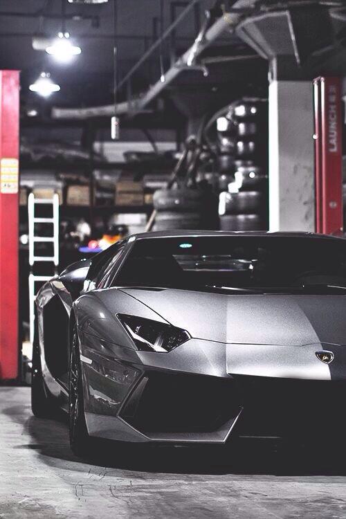 AwesomeRides's tweet photo. Lamborghini 👏😍 http://t.co/4ftFEvFdxc