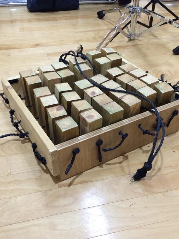 人が行進する靴音を表現するために作られた、ニッチな楽器が存在する