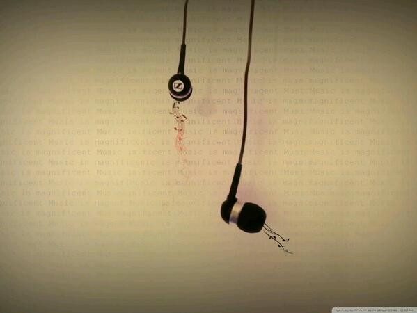 белые наушники на черном фоне. телефон висит на наушниках. Neckband наушники. наушники на стене висят. наушники висят на крючке.