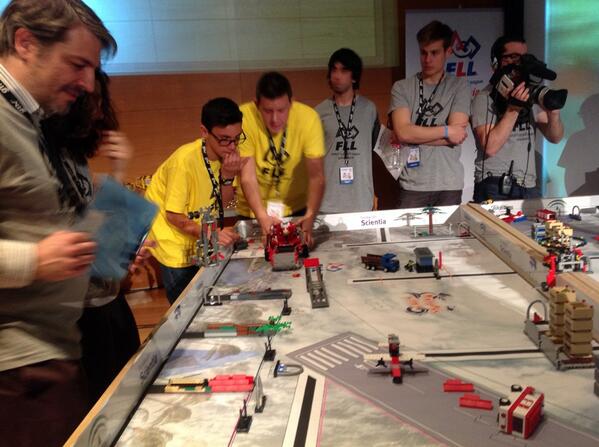FLLGranada's tweet photo. Mucha tensión en las mesas de competición de robots en #FLLGranada! http://t.co/lNUo7DDWQf