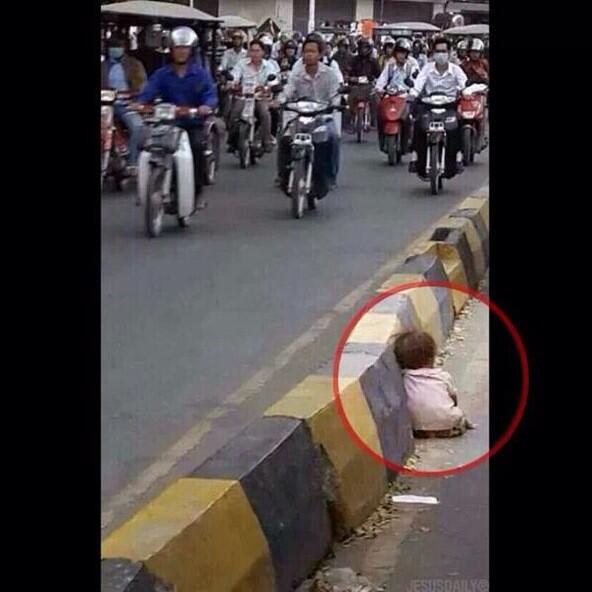 luviku's tweet photo. Teganya yg naruh disitu demi uang "@akun_KEPO: Ya Allah jagalah anak ini #pray #sad http://t.co/E8JjMjBVga"