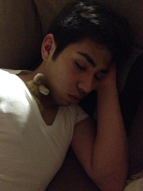 cheddarcheeseee's tweet photo. @SydneyHoang tucked me in with Ray 😘 http://t.co/jbzbygrb79