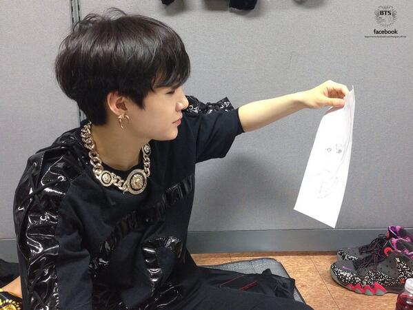 정국이가 그린 슈가 초상화를 보는 검은 생머리 민스웩 선생 #MinSWAGday #슈가생일ㅊㅋ