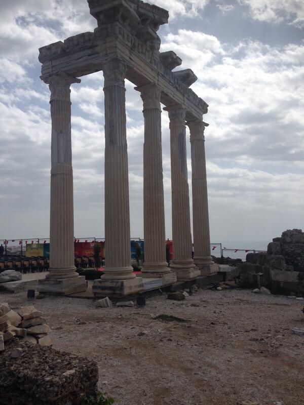 Side, Apollon Tapınağının
göğe uzanan sütunları
binyıllara meydan okuyor..