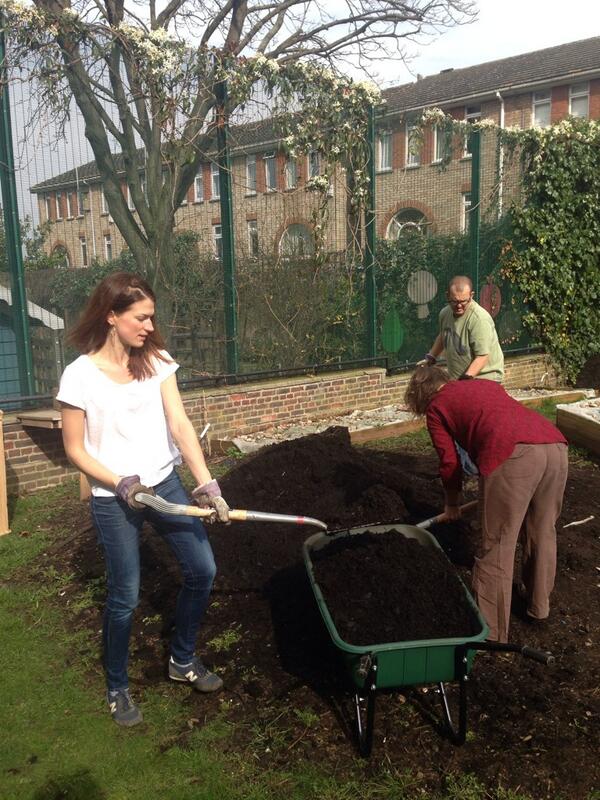 GroundworkLON's tweet photo. Getting the final beds filled at the Madiba Garden #edibleeast Celebration http://t.co/gDxpvYcSsb