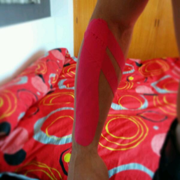 joseariego's tweet photo. Practicando un poco con el vendaje neuromuscular #epicondilitis #kinesiotaping http://t.co/iPqYyxEChr