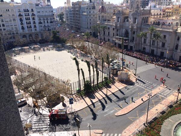 Glonado's tweet photo. Pot començar la Mascletá http://t.co/0CRx1wdmIR