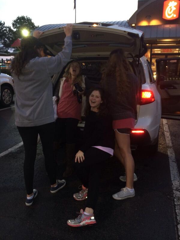 SIGHmon_says27's tweet photo. This struggle of girls packin.. @anna_kate_terry @sg_hemphill @Barrett131 @caroline_b24 http://t.co/bSQ0gxW2bK