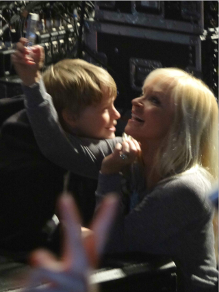 TFNAMBDBNBH's tweet photo. @LeighanneReena this is a photo of you and Baylee at the show in Berlin.. hope you like it :) http://t.co/r5OE6QfT7G