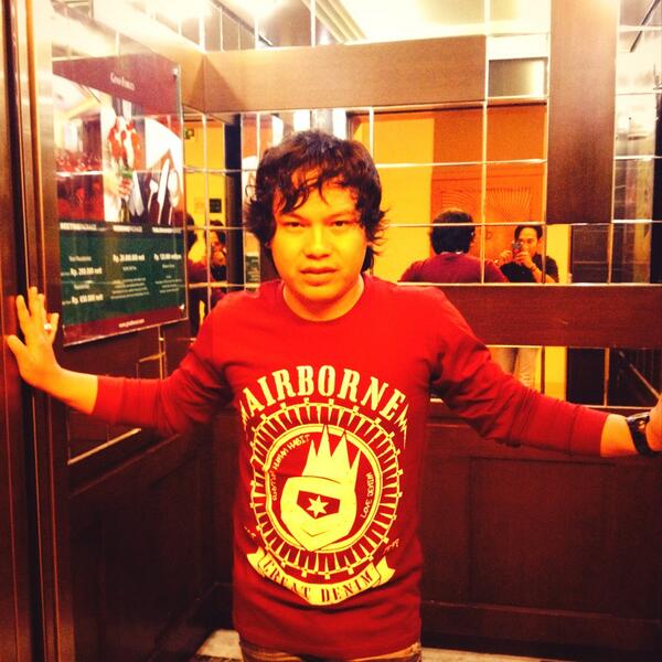 faankzm's tweet photo. Makasih "Airborne" bajunya, jd bs narsis hehehe http://t.co/agvIpYQPqG