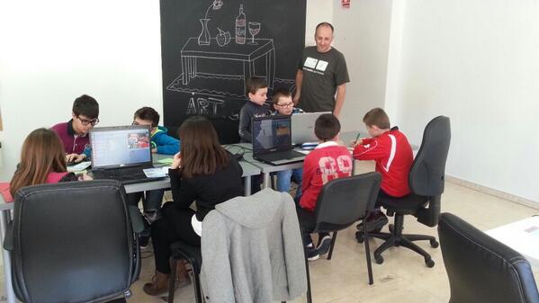 carlisgg's tweet photo. programando con #Scratch e axudado por @jpenalta os nenos e nenas o pasaron xenial http://t.co/BYkDTNNjfJ