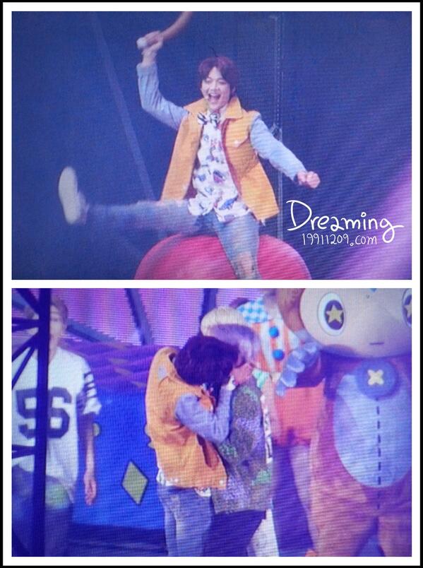 Minkey_Bot's tweet photo. 엉엉ㅠㅠ제가봤습니다..밍키의 연애현장.."dreaming1209: 140308 SWC III in Seoul 민호의 키스요~! 부럽자냐ㅜㅜ http://t.co/PjNLyPpg34"
