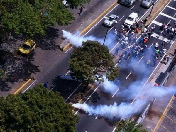 teofilomoros's tweet image. NO, no pasa en Altamira, pasa en #CARICUAO =&amp;gt;  #8M #RepresioneEnVenezuela