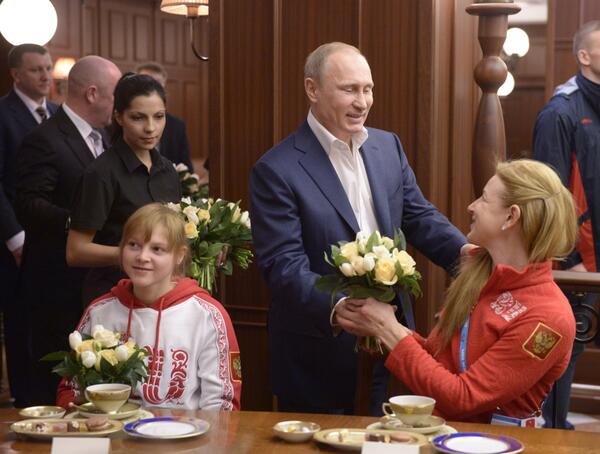 KremlinRussia's tweet photo. Встреча с представительницами паралимпийской сборной России и волонтерами Игр #Сочи2014 http://t.co/dgxLYlDPZI http://t.co/OjIcDoAB24