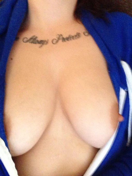 Just chillin ;) #nipslip #tattoos #tits http://t.co/fuSDdftB1Y<a href="/tag/nipslip"class="tags">#nipslip</a><a href="/tag/tattoos"class="tags">#tattoos</a><a href="/tag/tits"class="tags">#tits</a>