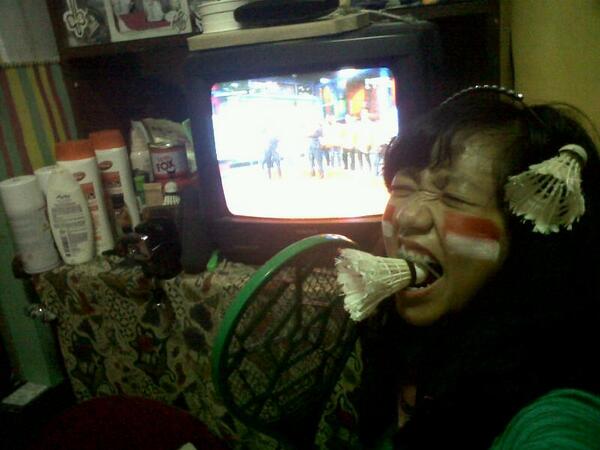 shindikat's tweet image. “@dheasuperzuper: @netmediatama #NETAllEngland2014 saking senengnya ada bultang d tv gratis http://t.co/ixq7BGrIIB” good. Joob buuuuu hahaha