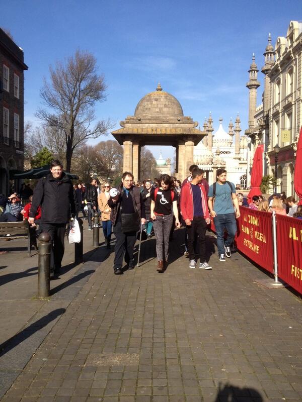 StayUpLateUK's tweet photo. #puffintours at the Indian gate Brighton with @ArtIsEurope and @HeartnSoulArt http://t.co/0UJTMpMIsm