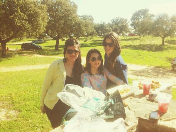AnabelMonteroM's tweet photo. Un campito 🍗🍖🌞@Luryclausing @Marta_Garciag http://t.co/ulFEAxtWJb
