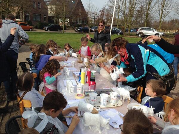 BertKoops_'s tweet photo. Overweldigende belangstelling familiedag @CUBunschoten op De Veldmuis Eemdijk. Koe schilderen met @hetkunstpunt http://t.co/NfFxRl7SV4