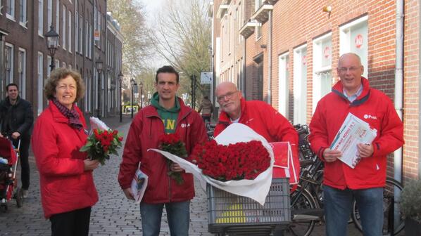 Op Internationale Vrouwendag #PvdA rozen uitdelen in zonnig #IJsselstein. Loonverschil tussen man en vrouw moet weg.