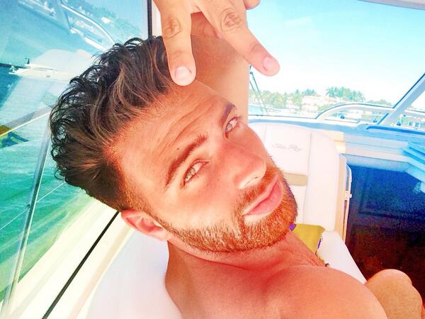 jencarlosmusic's tweet photo. Nos vemos mañana en @NuestraBelleza  Mi Gente!! #LaFam  

See y'all tomorrow in #NBL on @Univision #TheFam http://t.co/se2LQ3PQnv